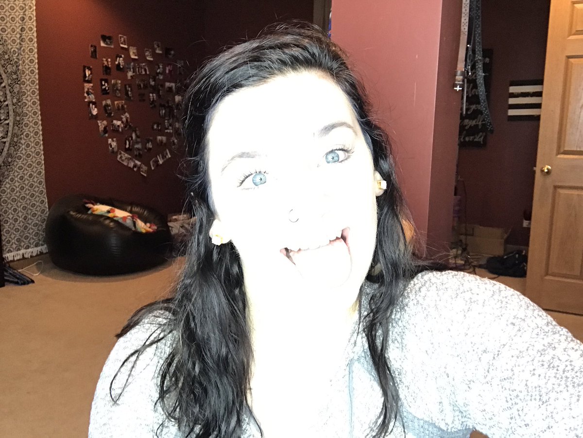 lizvanlaningham's tweet photo. when ur camera won't focus on ur white ass face #FilmingProbs https://t.co/eAPE6TT9Yx