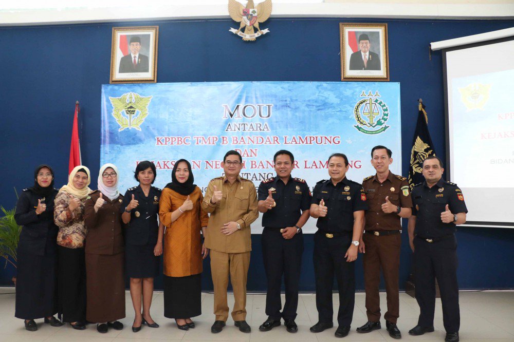 beacukaiRI's tweet photo. #infoBC MoU antara KPPBC TMP B Bandar Lampung dan Kejaksaan Negeri Bandar Lampung. Sinergi antar instansi kunci kesuksesan pelaksanaan tugas https://t.co/VjVHd8c627