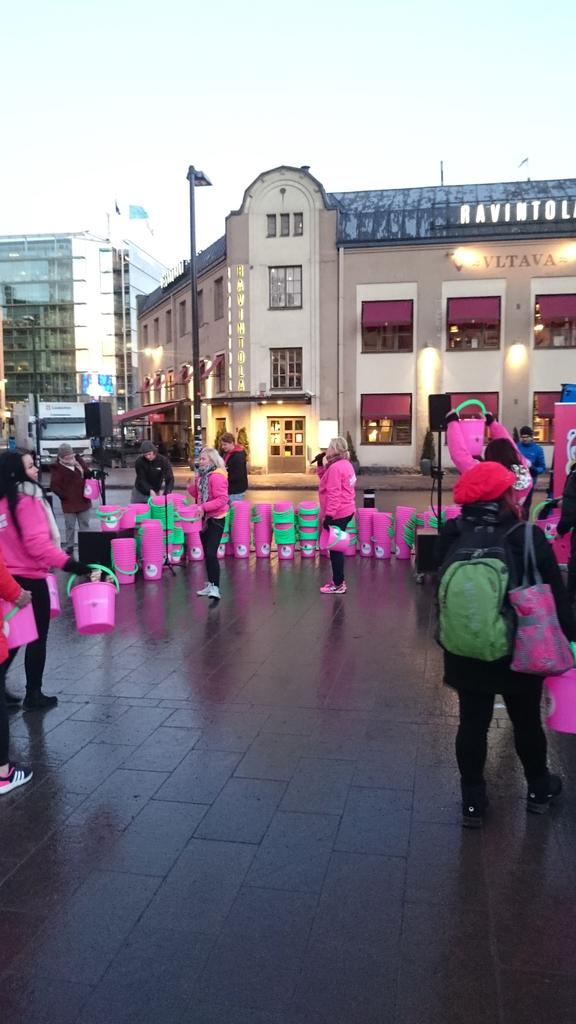Mr_Riionsaari's tweet photo. #Helsinki 🚂asemalla #ystävänpäivä pinkki #ämpärijumppa. https://t.co/shKnVUgFV0