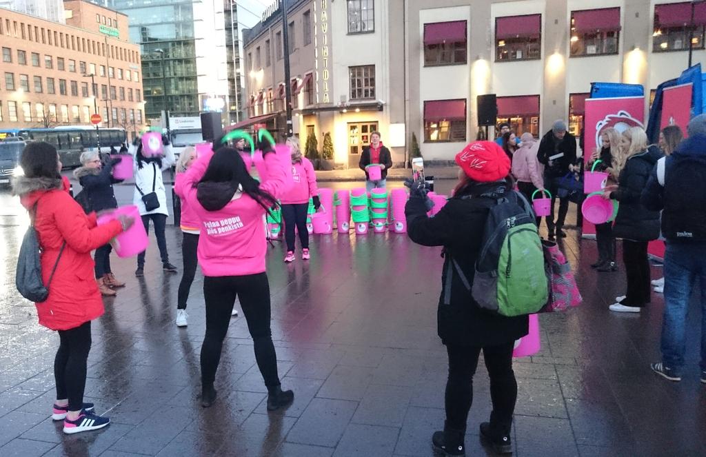 Mr_Riionsaari's tweet photo. #Helsinki 🚂asemalla #ystävänpäivä pinkki #ämpärijumppa. https://t.co/shKnVUgFV0