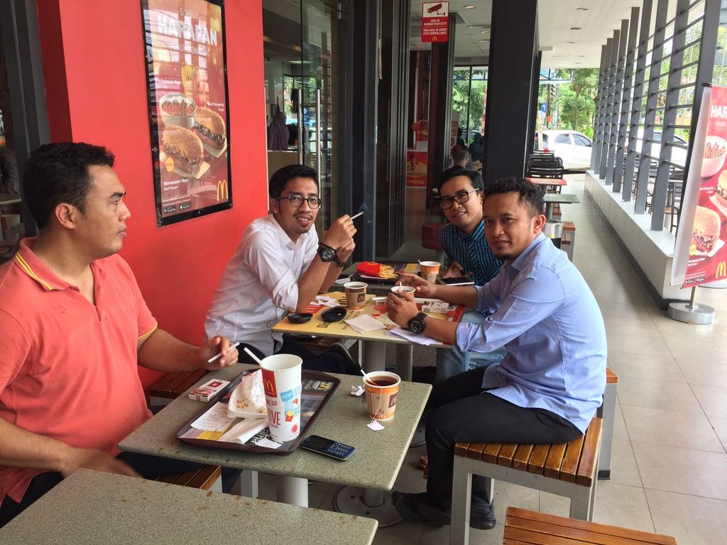 ikafishum's tweet photo. Sahabat Nur Faizin dan Safar (Ketua/Pengurus IKA-Fishum) bersama Musahwi (Alumni Fishum), Dosen Untirta Banten https://t.co/HivSuYjadq