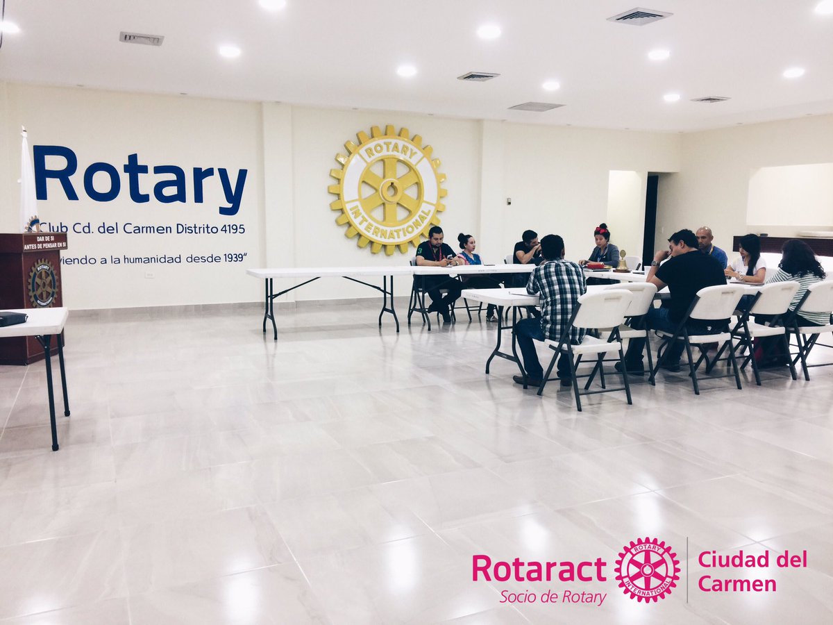 CarmenRotaract's tweet photo. Sesión de socios e invitado
se llevó a cabo el tema de la noche por el socio Sergio
Al finalizar se festejó a nuestras socias....👭
#rotaract https://t.co/yBMx4BKg9f