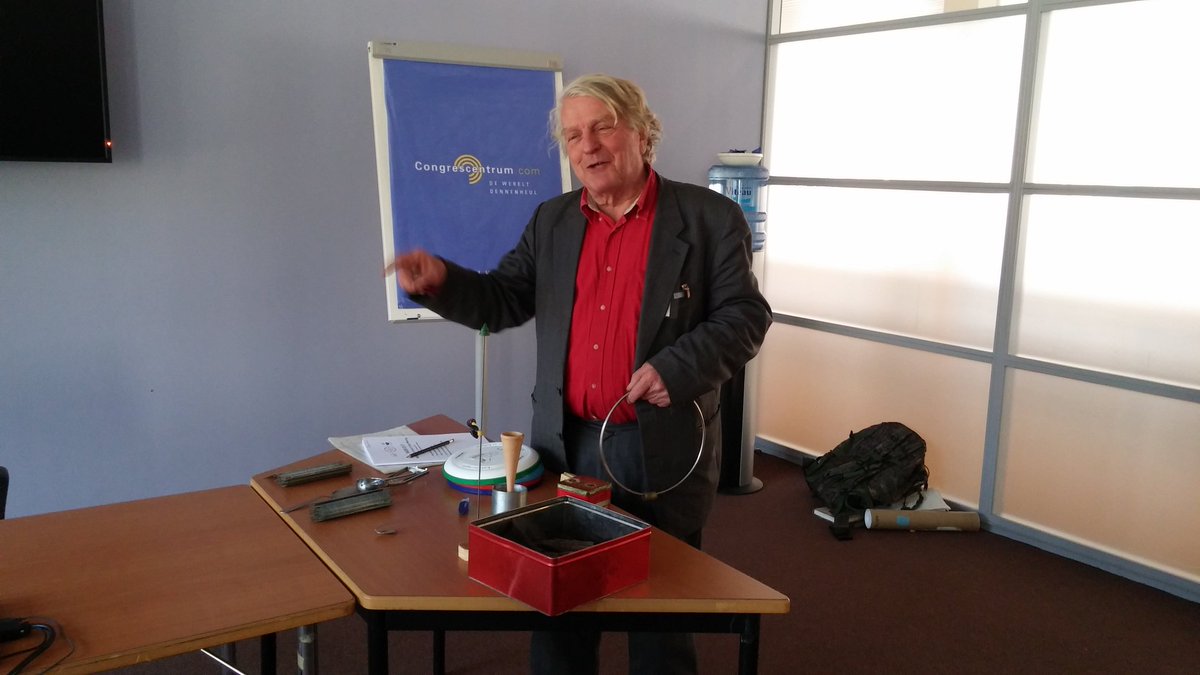 GeraHol's tweet photo. Pek van Andel demonstrates already his props for the masterclass Serendipity at #NAEM2017 https://t.co/kDxbSNnhs8