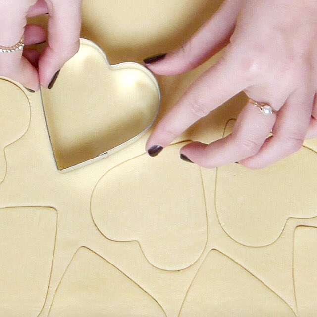 Retrouvez la #recette des #biscuits de la #SaintValentin sur le site et régalez vous avec ce #DIY gourmand ! #love 💘
lc.cx/JY7P