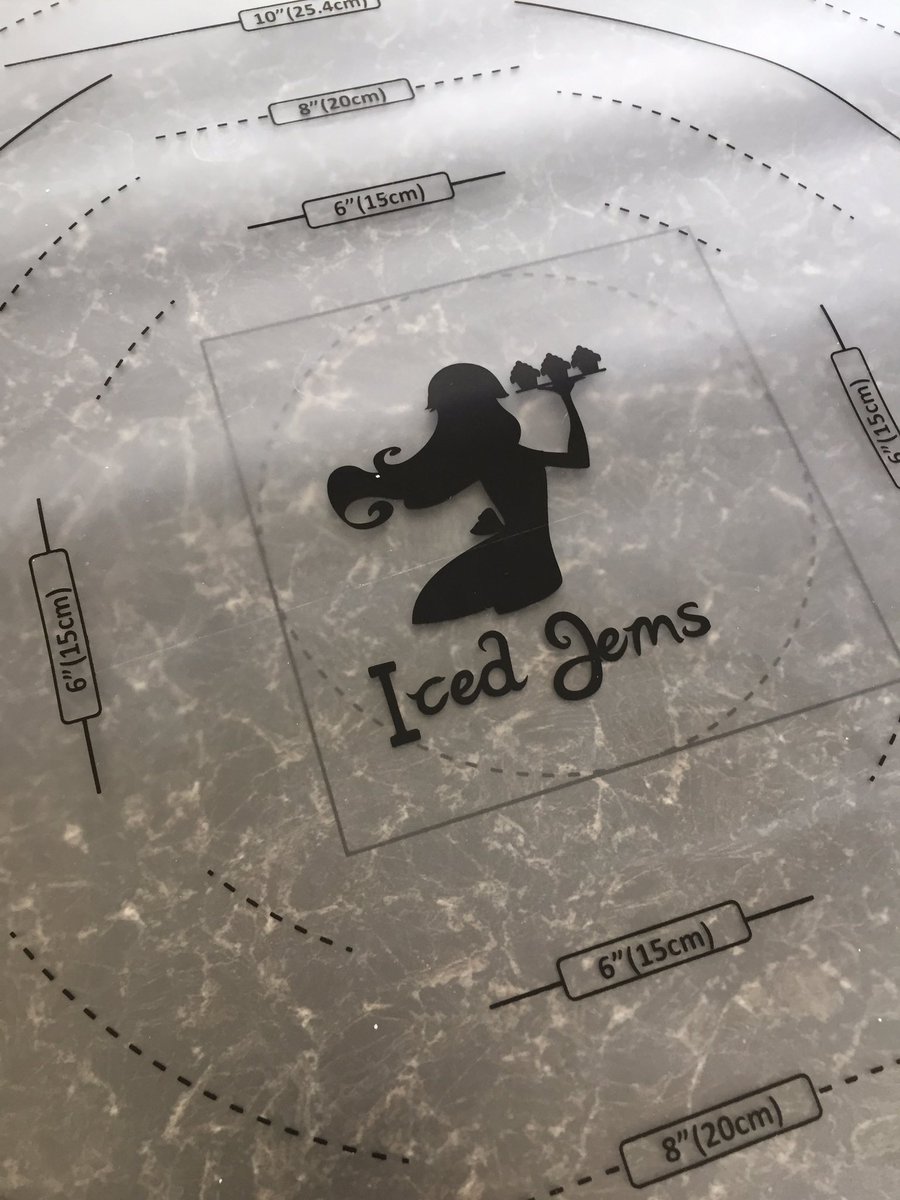 vickispongecake's tweet photo. This is actually the best thing I've ever brought! So so easy! Thank you @IcedJemsLtd #rollingmat https://t.co/gtWtSFfwPe