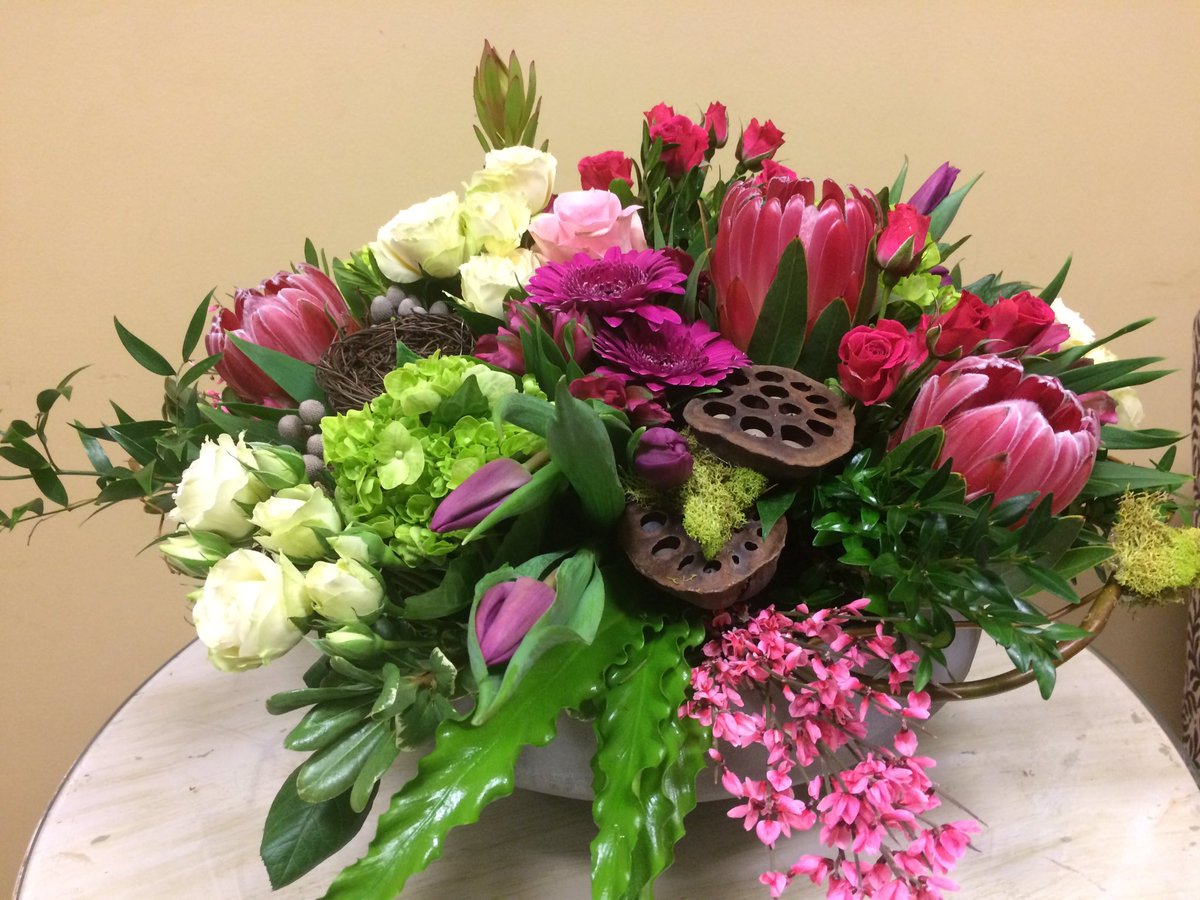 Dandelions10's tweet photo. Send a beautiful bouquet today from Dandelions!   Call early for a delivery....765-289-6363 open at 8:00-5:30 today !! #flower happiness https://t.co/8dlZi2shLc