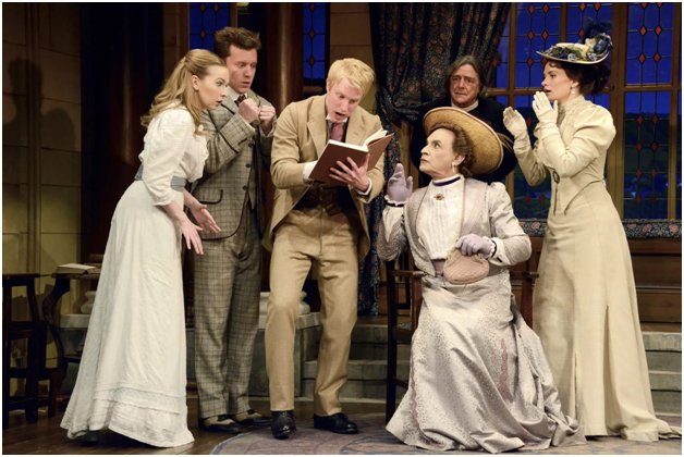 спектакль в театре начался в 18 часов. озерск озёрский театр драмы и комедии "наш дом". театр документальной пьесы театр. трильби театр драмы барнаул. театральное представление.