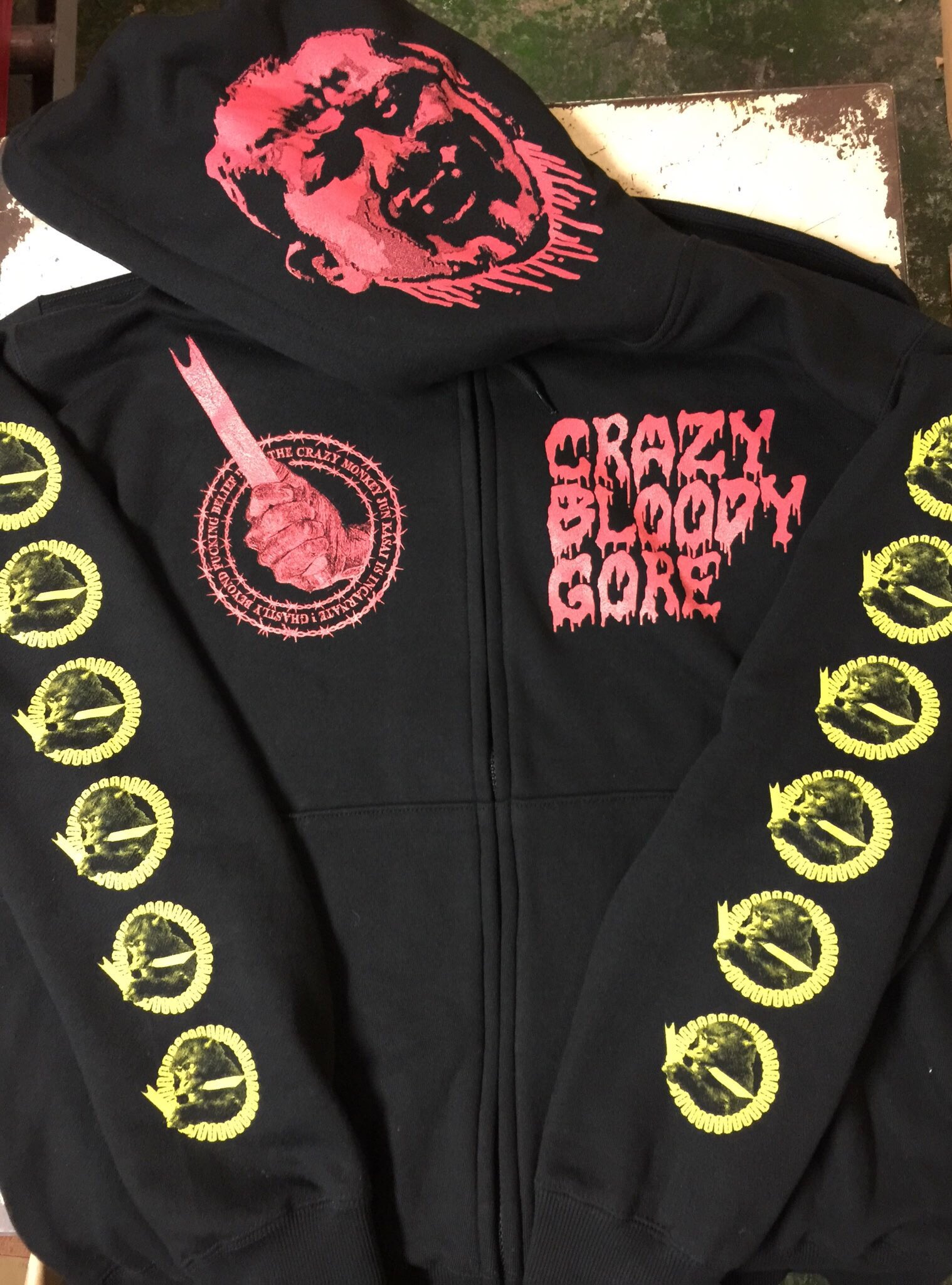 葛西純 白パーカと黒パーカー