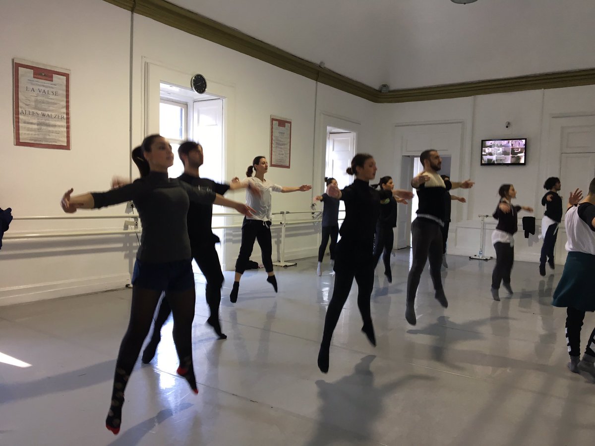 CrownDirezione's tweet image. Ricominciano le modern class con il maestro Aniello Schiano di Cola alla Crown #Ballet
