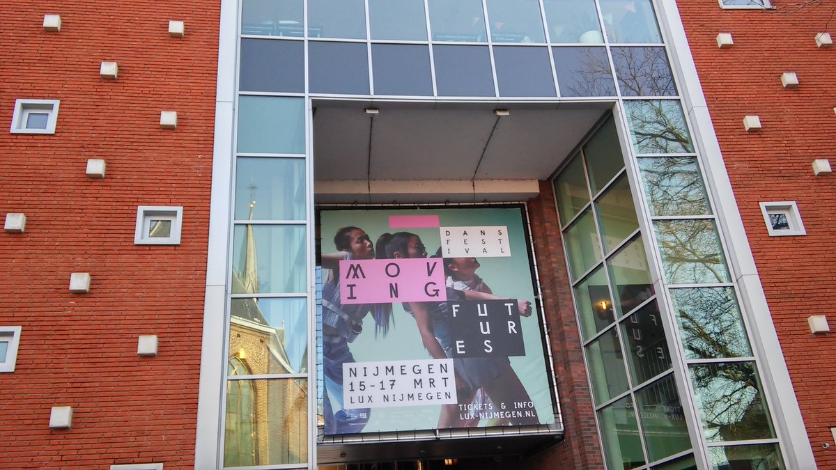 Over een maand alweer tijd voor dansfestival Moving Futures, de gevel is alvast omgetoverd. Randprogramma binnenkort bekend <a href="/MovingFutures/">Moving Futures</a>