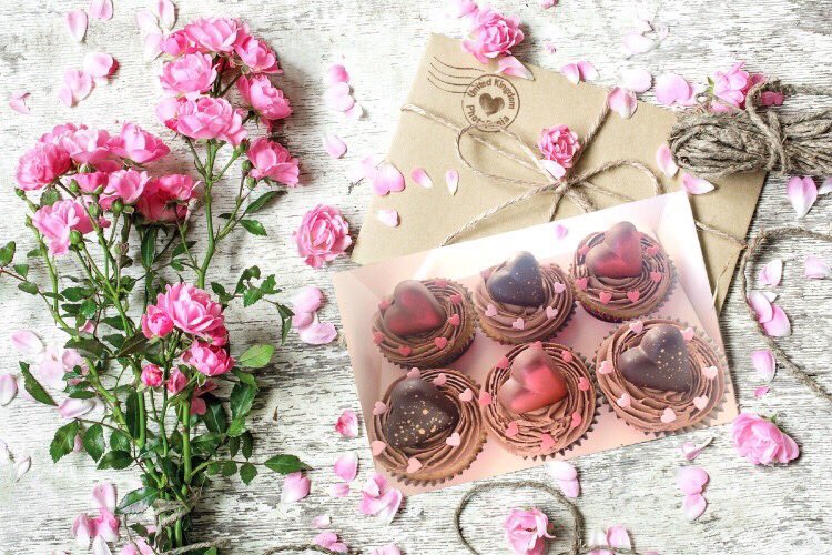 poppyscupcakes's tweet image. Beautiful photos of our cupcakes... Or s clever mock up by @_Craft__ 💕