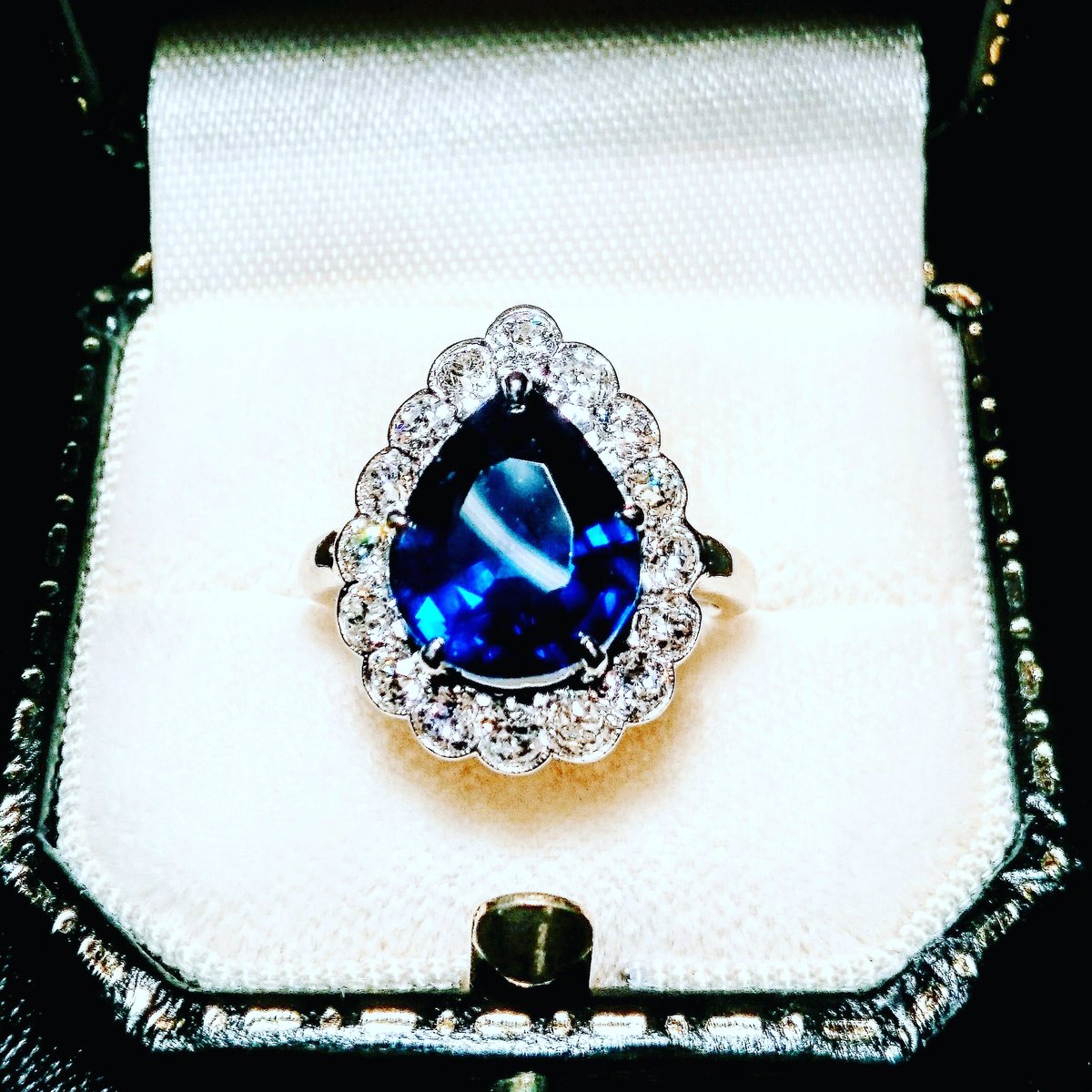 #bemyvalentine <a href="/Fortnums/">Fortnum & Mason</a> #antiquejewellery #VintageValentine #vintagerocks #antiquechic #fortnumandmason #deco 
#proposal #engagement