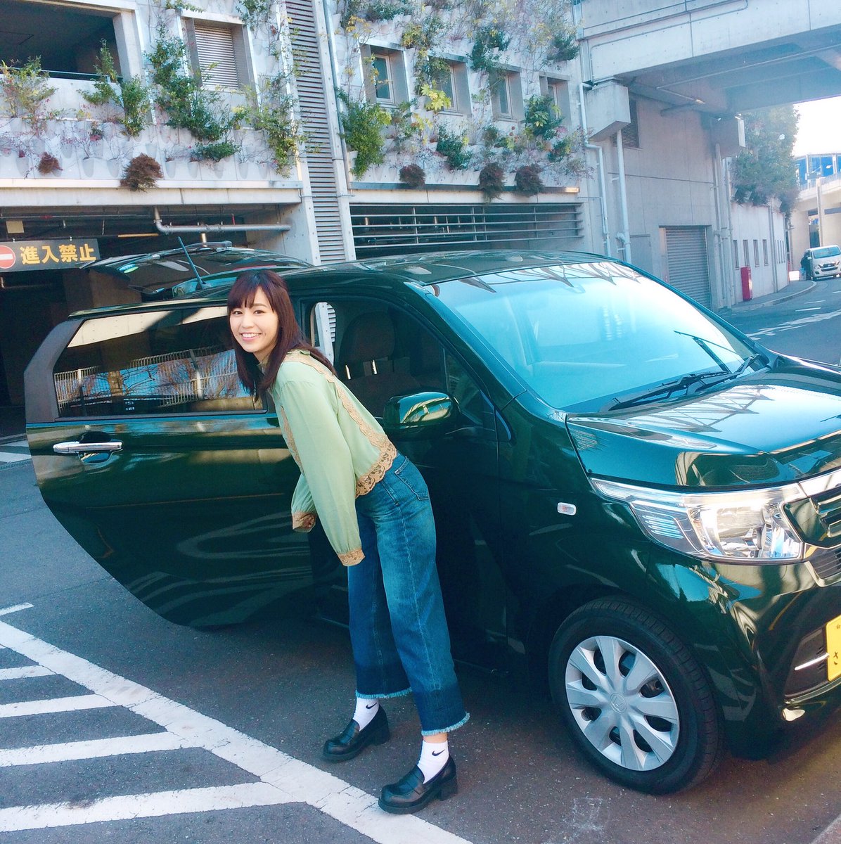 かえ ひろみ 今日はクルマと一緒に撮影 本日は国産車の軽自動車 Hondaのn Wgn 外見のシンプルデザインとは裏腹に 内装は意識高めの細かい気配り 運転席後ろの小さなポケット ちょこっとリップなど入れられるポケットさり気なくていいね Car Drive