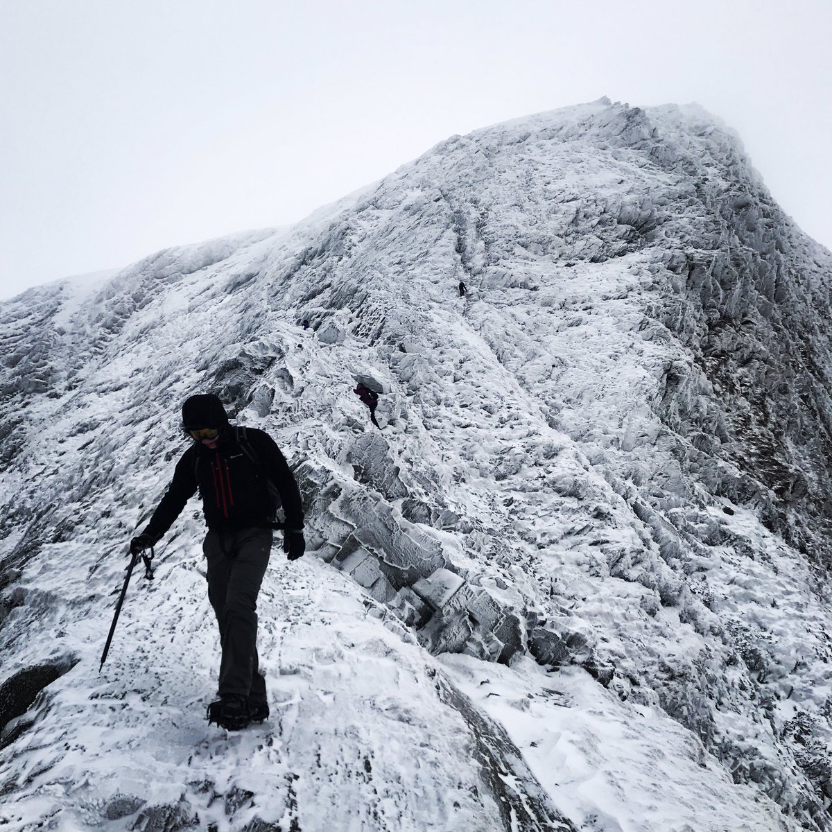 Cham_M_C's tweet photo. Sharp Edge looking grand in its winter outfit this Sunday @thealpineclub ... nice little route! https://t.co/hBYELDQqV1