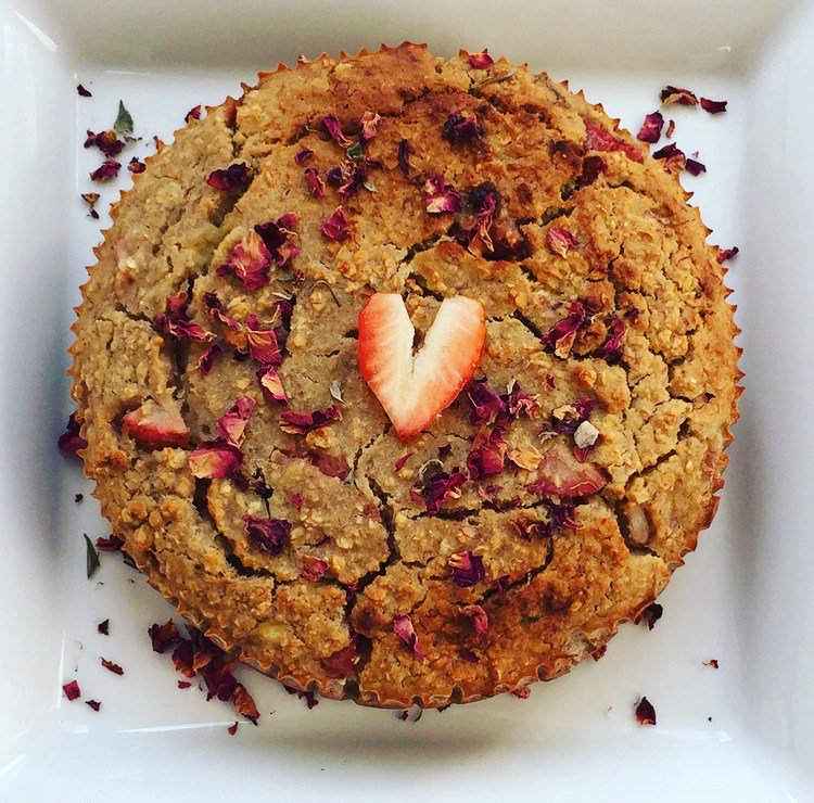 thedozybaker's tweet photo. Strawberry and Banana Cake https://t.co/bKM2PPf5hA https://t.co/jyDjhgWilw