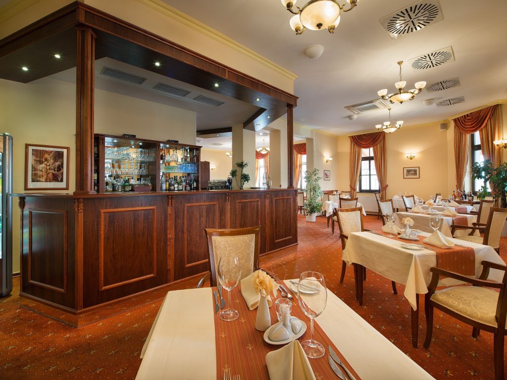 HotelPodhrad's tweet photo. Speciální Valentýnské menu a balíček až do 19.2. https://t.co/jypfFGNPy1 #romantika #hotel #wellness #postelplnaruzi #valentyn2017 #hluboka https://t.co/fhg0CQkGG8