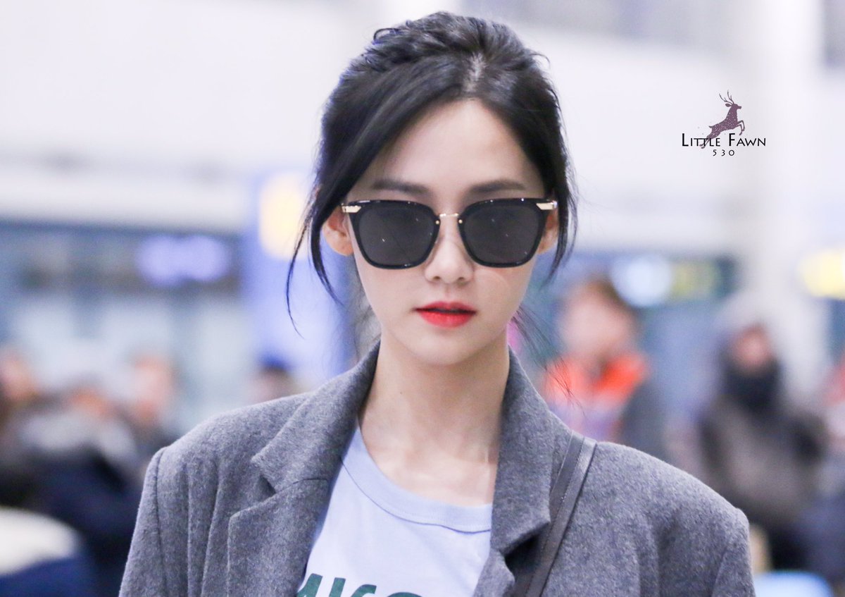 LittleFawn530's tweet photo. #윤아 170211 인천입국 윤아  😘😘😘                   🌹🌹Happy Valentine's Day 💐💐 https://t.co/gtvBbRoVSe
