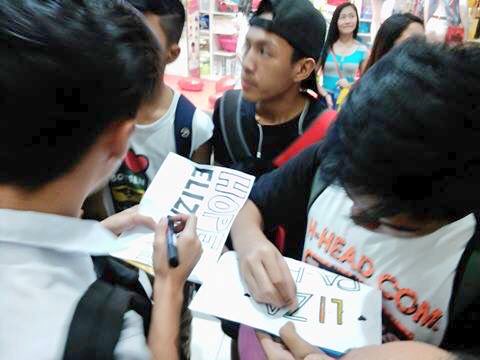 DustBia_Kuwait's tweet photo. Look at your cute fanboys @lizasoberano 😍On the spot ang pag gawa ng banners just for you!❤
©@marjdido2 's couz

#KCAPinoyStar #LizaSoberano https://t.co/BMUHPFJPqd