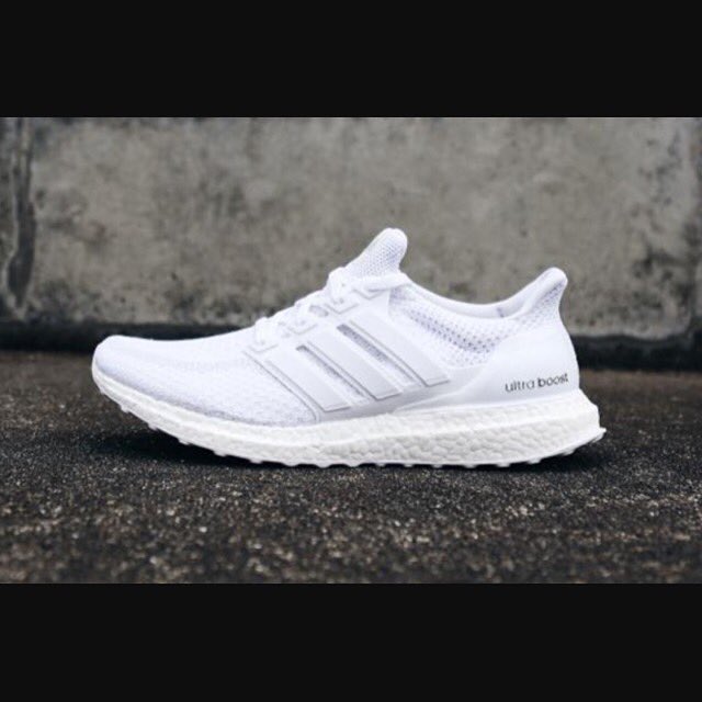 AzPins's tweet image. We got the White Adidas Ultra Boosts for sale. Hit my DMs if interested! #ForSale #adidas #UltraBOOST #adidaskicks