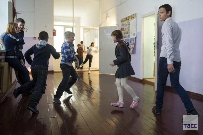 Разбей школу. Школьники в классе. Школьники в коридоре. Советник по воспитанию в школе. Дети танцуют в классе в школе.
