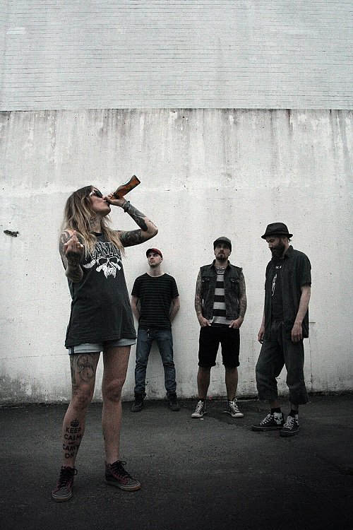 HYVÄÄ YSTÄVÄNPÄIVÄÄ SEKÄ VALTAKUNNALLISTA KEIKKAPÄIVÄÄ!
Tänään Nosturilla maksuttomalla keikalla Tryer, Huora ja The Empire Strikes!