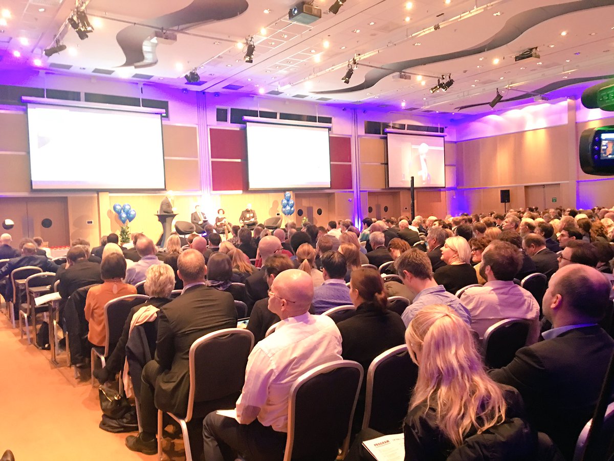 frkVivi's tweet photo. #Futurebank2017 inspirerer👌 gode bilder så alle i salen får sett de p scenen + live Twitter vegg! 👏👏 Det handler om å engasjere. lover godt https://t.co/KWJ523CEfB