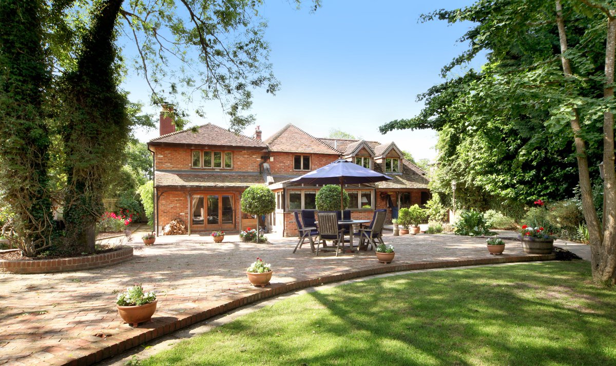 KFBasingstoke's tweet image. #valentines Fall In Love With Your New Home today with @KFBasingstoke View our properties for SALE bit.ly/2lKR01G #hampshire