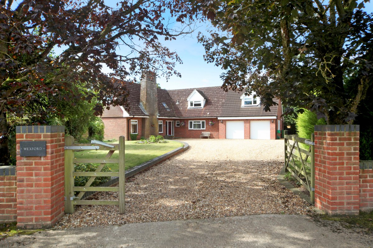 KFBasingstoke's tweet image. #valentines Fall In Love With Your New Home today with @KFBasingstoke View our properties for SALE bit.ly/2lKR01G #hampshire