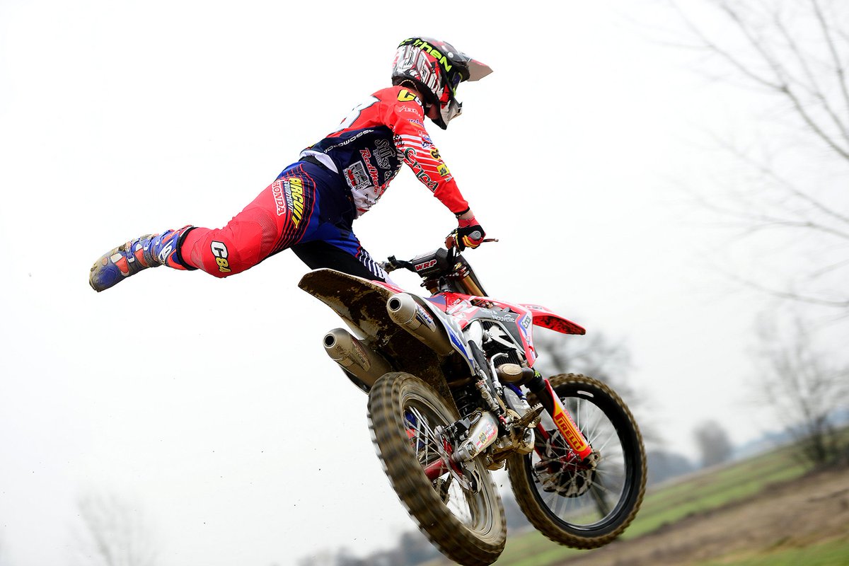 assomotor_team's tweet photo. Preview season 2017 team #assomotor pic.@davidemossora 
#al77 #gv92 #mb172 #af303 #assomotorfamily #mxgp #emx250 #honda #redmoto https://t.co/YEZ5Bowxak
