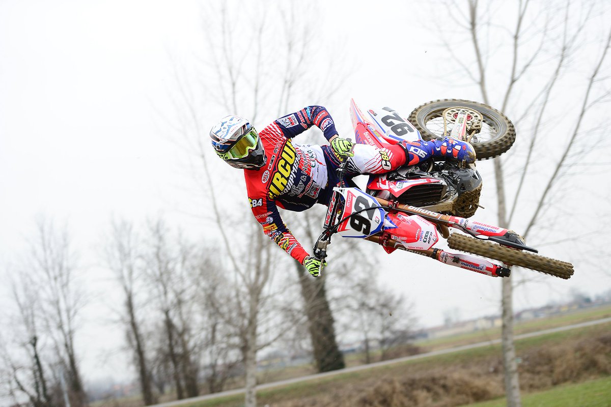 assomotor_team's tweet photo. Preview season 2017 team #assomotor pic.@davidemossora 
#al77 #gv92 #mb172 #af303 #assomotorfamily #mxgp #emx250 #honda #redmoto https://t.co/YEZ5Bowxak