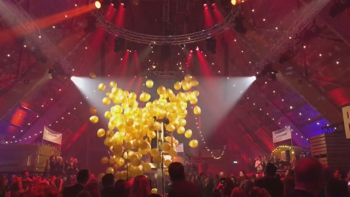Blaasvaak's tweet photo. Net met #ballonnen bij de uitreiking van de #goudengiraffe #gefeliciteerd https://t.co/opyzRyJkSZ