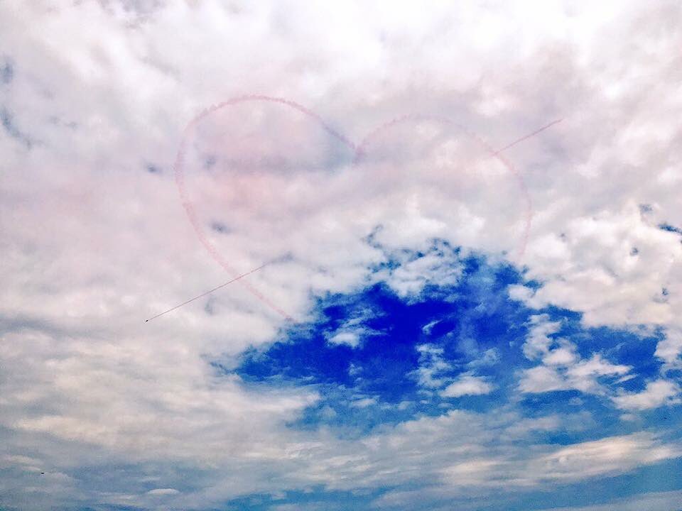 Happy Valentine's Day! Here's <a href="/rafredarrows/">Red Arrows</a> showing love to a packed #Cleethorpes for national <a href="/ArmedForcesDay/">Armed Forces Day 🇬🇧</a> 2016 💕#valentines