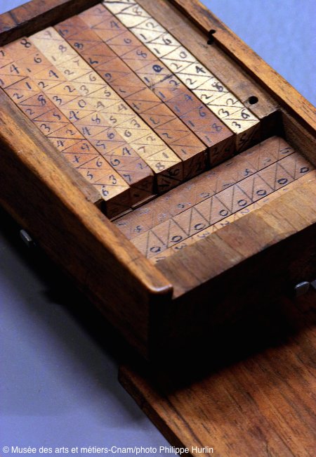 ArtsetMetiers's tweet image. #Vuedescollections : Boîte de bâtonnets de John #Neper à quatre faces (1617).