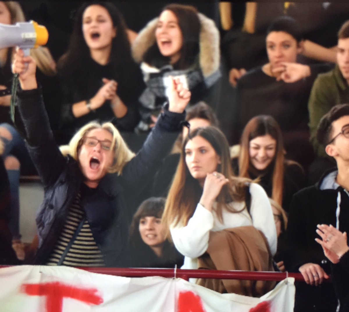reyerschoolcup's tweet photo. Fantastico ragazzi!!! Dovevamo ancora vedere i #proff con il megafono📣🎉 La #ReyerSchoolCup 🏀🏆 è anche questo 🤗 #Musatti vs #SanMarco  35-30 https://t.co/7krLANwTab