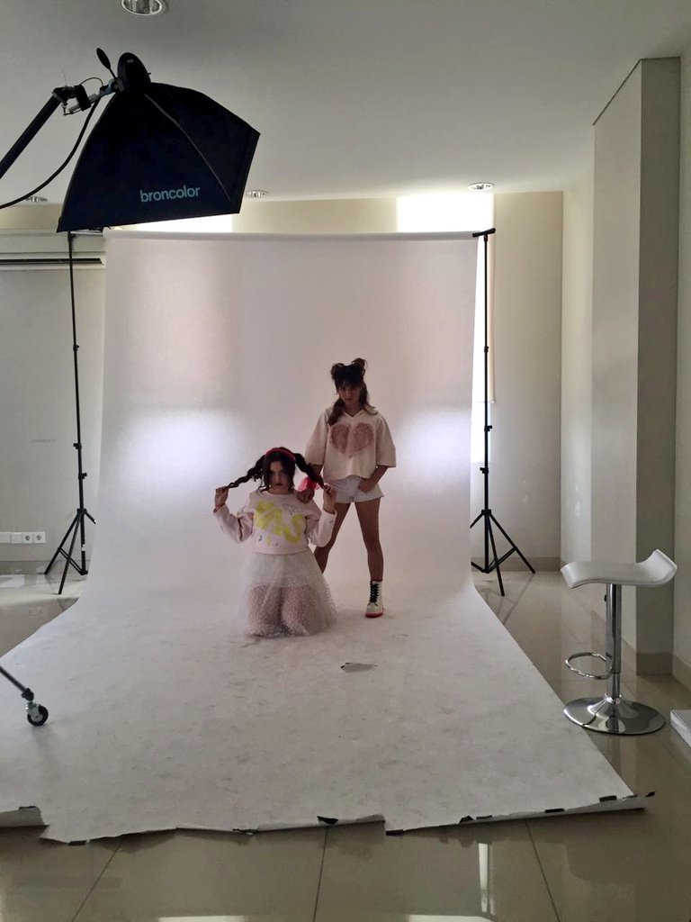 SonyMusicID's tweet image. #SonyBuzz Sneak peek photo shoot @JEPEofficial @ClarisaXFI @angelajuly_ di @bintangcomID #BacktoX