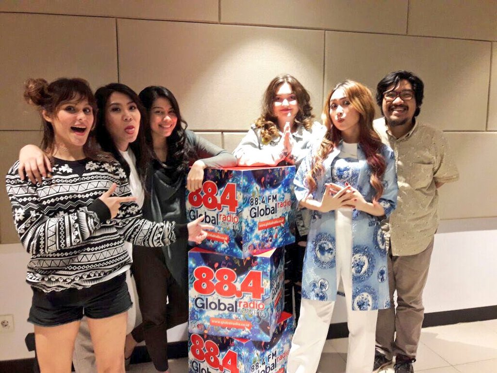 SonyMusicID's tweet image. #SonyBuzz Keseruan @JEPEofficial @ClarisaXFI &amp;amp; @angelajuly_ di @884GlobalRadio hari ini #BacktoX