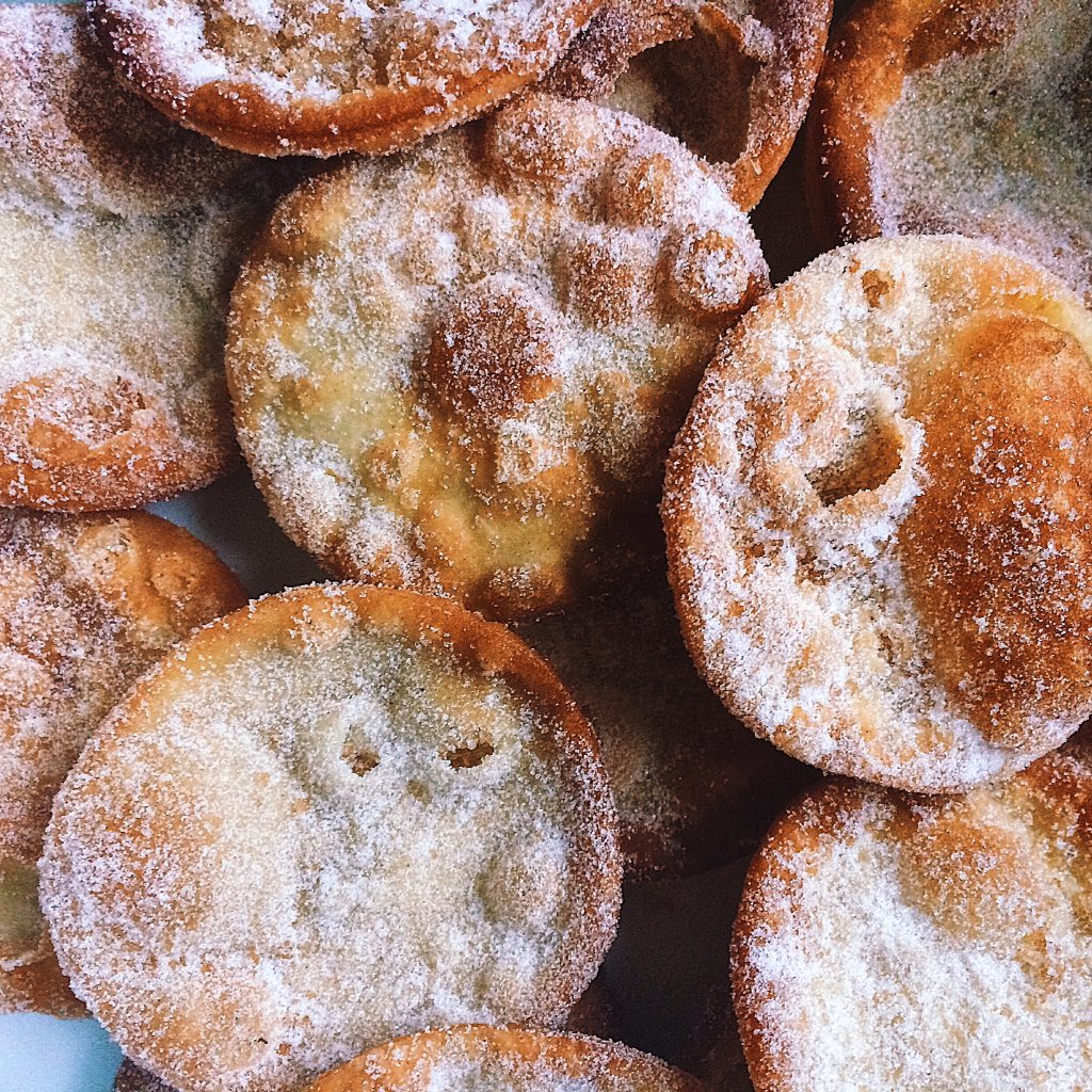 Holasus's tweet image. Because mexican Bunuelos are not only for Christmas, check this recipe on Instagram @Holasus #ValentinesDay #mexicanfood #lovemexicanfood