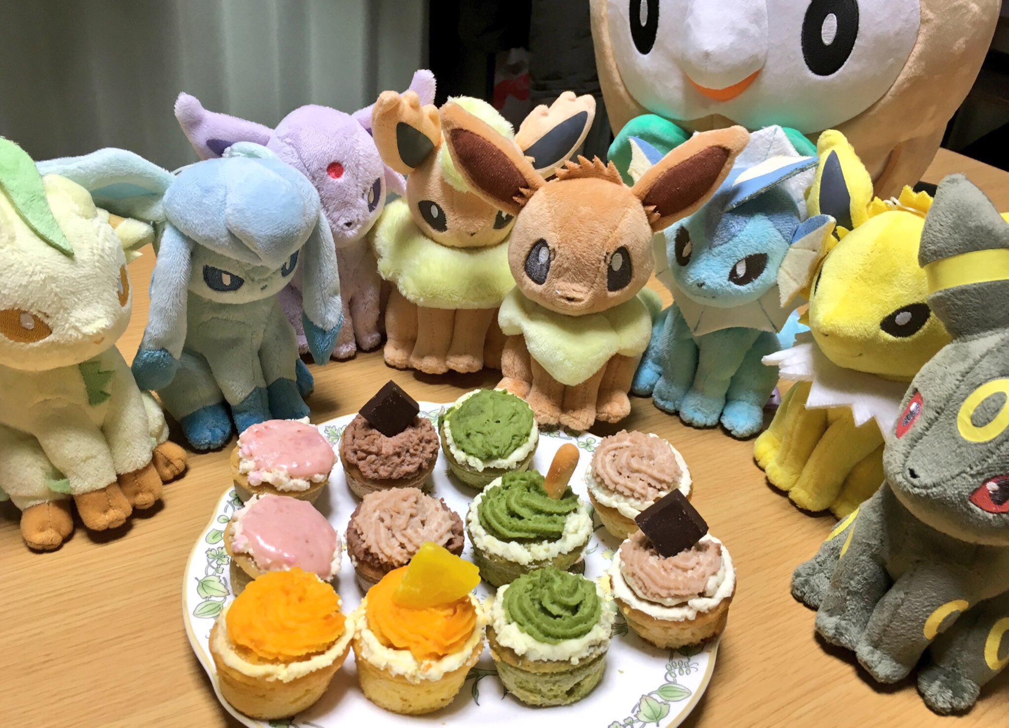ありす 今年は簡単にカップケーキで そのままじゃつまらないか ポフレ 風にしてみよう 余計難しくなった 色はいちごジャム かぼちゃ 抹茶で付けたので合成着色料はほぼ入っておりません W モクローはきっとポフレを知らない 再現料理