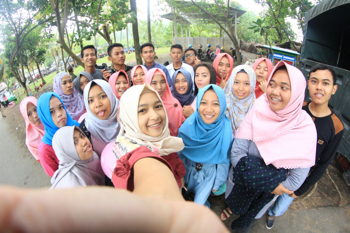 sindykartika04's tweet photo. Kita teman ❤❤ #barengtemen #sodong #fotoyearbook #12ipa3 #ipa3 #smansa #sampang https://t.co/EQ2o6BRe77
