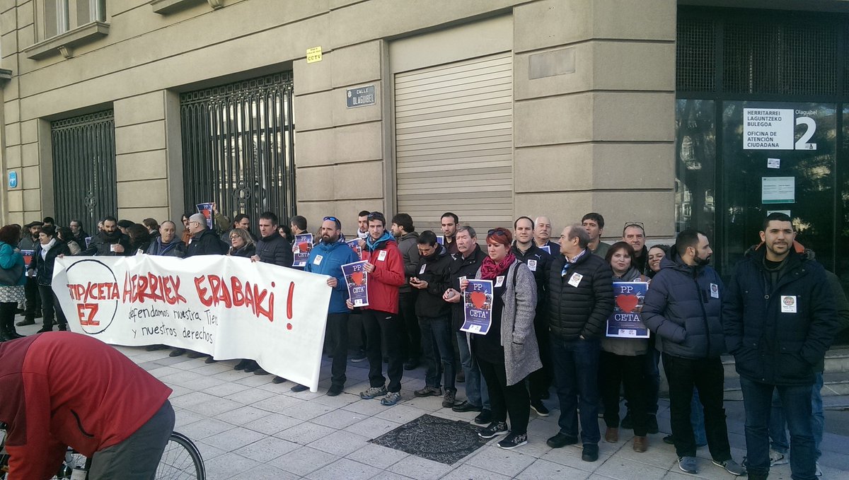 PodemosVitoria's tweet photo. Concentración contra el #TTIPCETA en estos momentos frente a la sede del PP. Si , los que aquí dicen una cosa y en Madrid firman otra😒😒😒 https://t.co/VyTohn4fI2