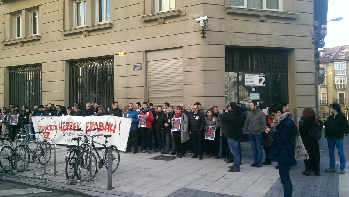 PodemosVitoria's tweet photo. Concentración contra el #TTIPCETA en estos momentos frente a la sede del PP. Si , los que aquí dicen una cosa y en Madrid firman otra😒😒😒 https://t.co/VyTohn4fI2