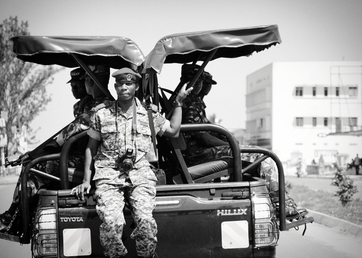 fulltimemugisu's tweet photo. We should arm more soldiers with cameras instead of guns β https://t.co/uwXZiSJPiG