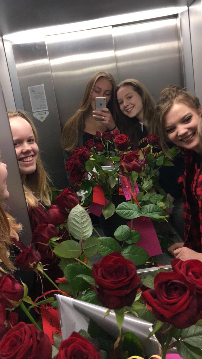 De leerlingenraad heeft het druk met het uitdelen van maar liefst 150 rode rozen #valentijnsactie #romantisch