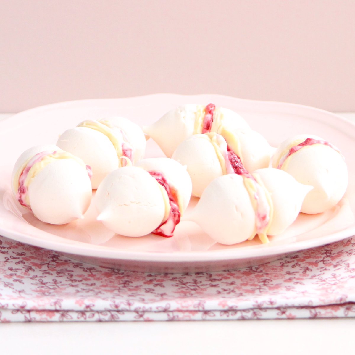ClubGlutenFree's tweet photo. White Chocolate &amp; Raspberry Ripple Meringue Kisses #glutenfree #valentines https://t.co/1csURhsNe4 #coeliac #celiac https://t.co/i2tUGKmkZH