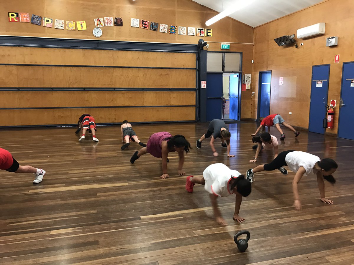 SamanthaLynne72's tweet photo. #hppsfitclub We learnt how to swing kettlebells - a whole body exercise that works the core, shoulders, quads, hamstrings, glutes &amp; back. https://t.co/Cd9tElY6T7