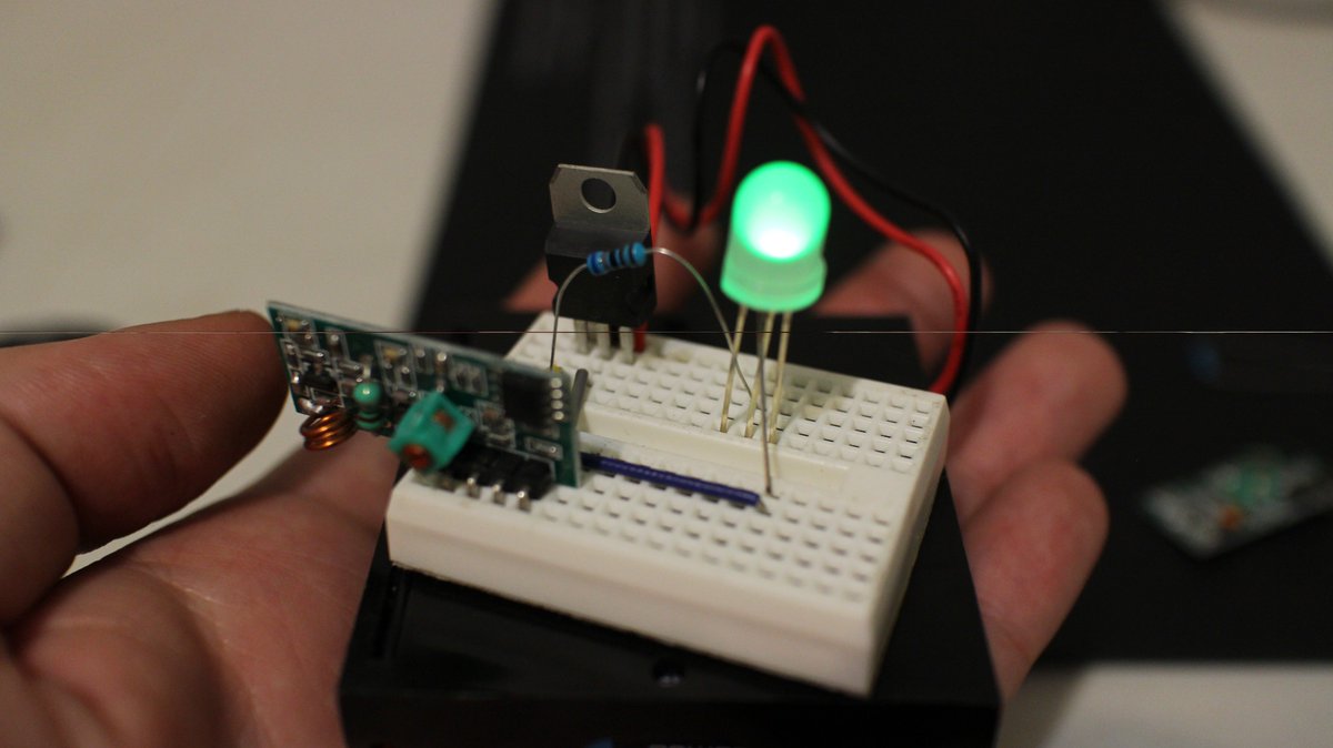 binitamshah's tweet photo. Build a car remote jamming detector for a couple of bucks : https://t.co/sYQiJurY6p cc @AndrewMohawk https://t.co/Khyf5P0Lhn