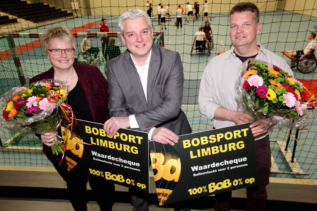 Uit handen van @EricGeurtsPvdA kregen de winnaars v/d <a href="/BobSportLimburg/">BobSportLimburg</a> campagne gisteren de ballonvlucht cheque. In 2017 gaan we door!