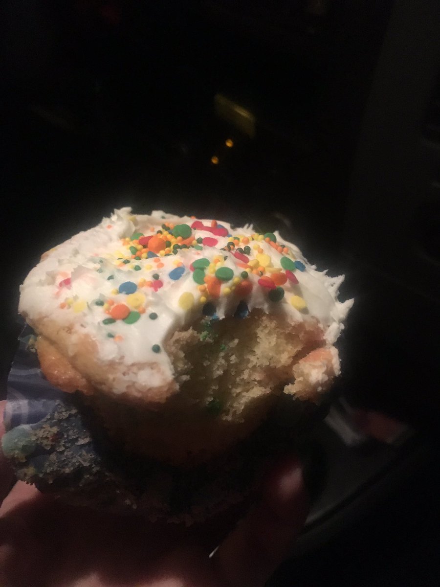 JordanVilinesTV's tweet photo. Made cupcakes for my photographer which he described as..."crunchy" #CupCakeFail #BetterCakeNextTime @FOX19 @AdamSchrand https://t.co/QIIV7ZLDNr