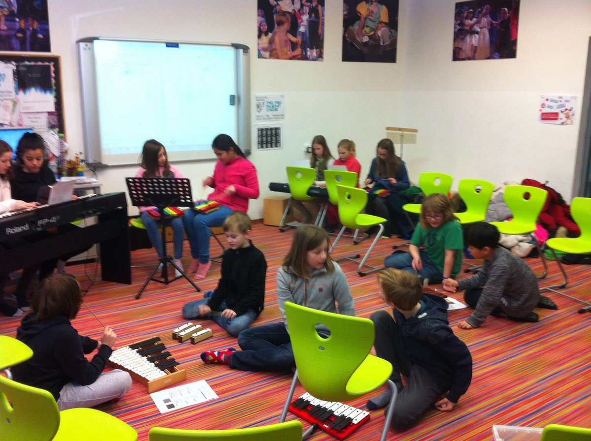 PAatPBIS's tweet image. Year 6 exploring the scales and chords of Eric Satie. #PBSlearning @PBSPrimaryK @PBSchoolCZ