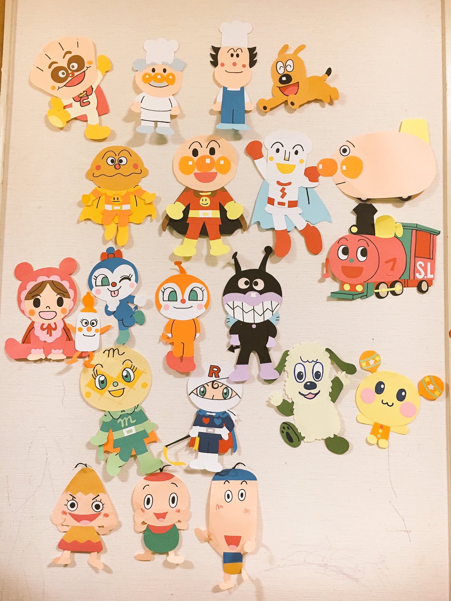 りん 仲間が増えたよ 画用紙で作って見た ワンワンうーたん アンパンマン しょくぱんまん カレーパンマン バイキンマン ドキンちゃん コキンちゃん ジャムおじさん バタコさん チーズ アンパンマン号 赤ちゃんマン ロールパンナ